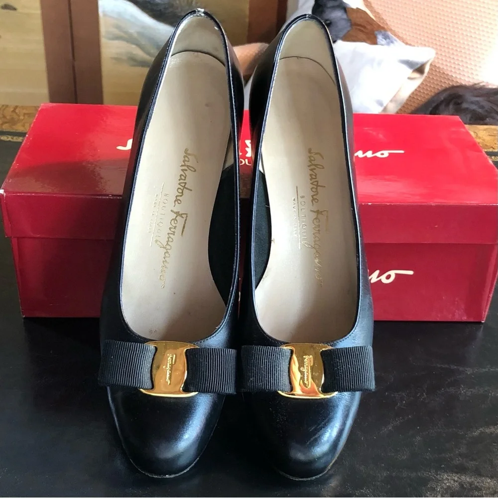 Salvatore Ferragamo Vara Pump Size 7B in Nero Calfskin - Picture 3 of 16